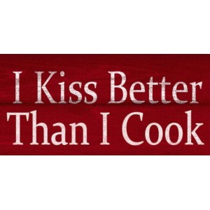 Vintage ξύλινος χειροποίητος πίνακας I kiss better than I cook 26x13 εκ