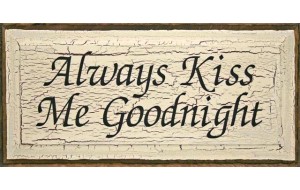 Vintage ξύλινος χειροποίητος πίνακας  always kiss me goodnight 26x13 εκ