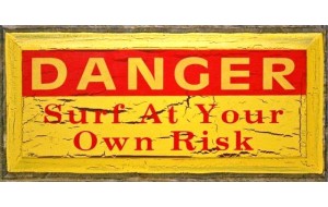 Vintage ξύλινος χειροποίητος πίνακας danger surf at your own risk 26x13 εκ