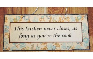 Kitchen never closes ξύλινο vintage πινακάκι 26x13 εκ