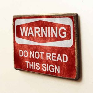Do not read this sign ξύλινο χειροποίητο μαγνητάκι 8x6 εκ