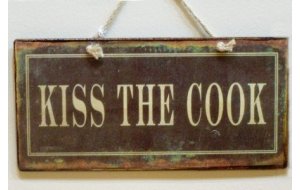 Πίνακας χειροποίητος kiss the cook 26x13 εκ