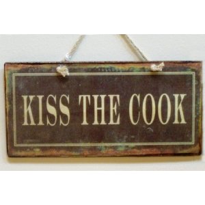 Πίνακας χειροποίητος kiss the cook 26x13 εκ