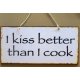 Πινακάκι διακόσμησης I kiss better than I cook 26x13 εκ