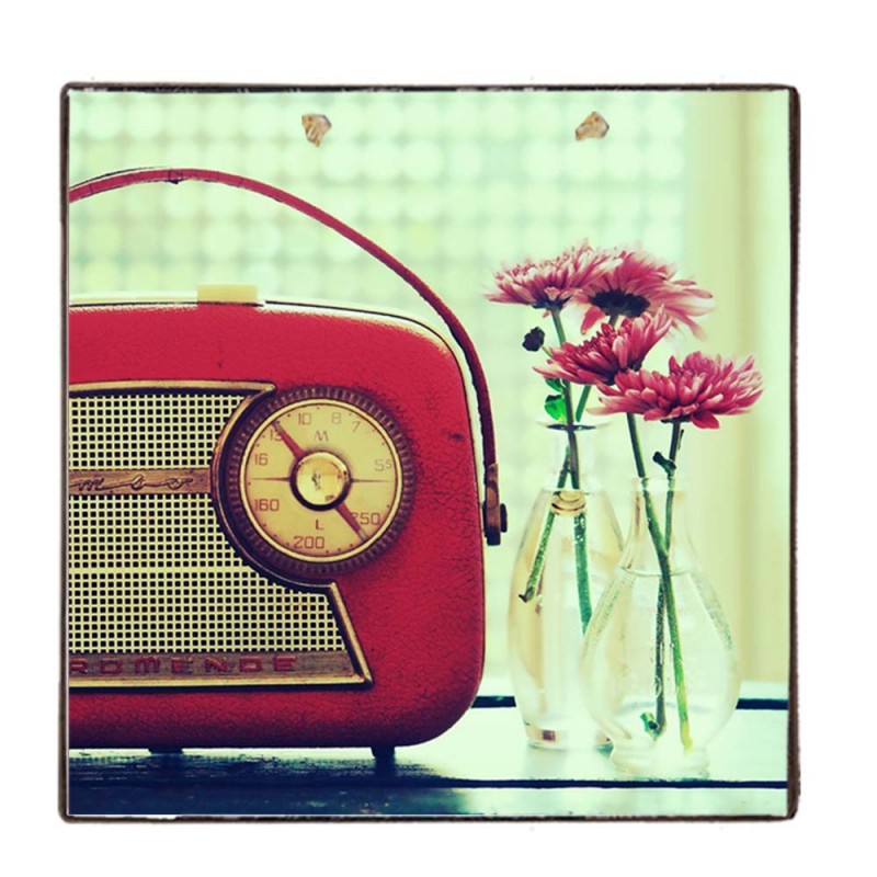 Vintage ξύλινο χειροποίητο πινακάκι ραδιόφωνο και λουλούδια