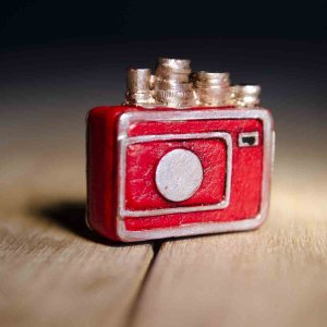 Ρετρό μεταλλικό διακοσμητικό μινιατούρα κάμερα σε κόκκινο χρώμα 5Χ6 εκ