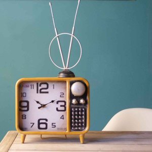 Διακοσμητικό επιτραπέζιο ρολόι vintage τηλεόραση σε κίτρινο χρώμα 25x11x48 εκ
