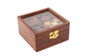 Τετράγωνο ξύλινο κουτί με κύβους παζλ