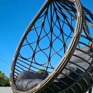 Κρεμαστή κούνια με wicker σε καφέ γκρι απόχρωση