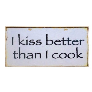 Πινακάκι διακόσμησης I kiss better than I cook 26x13 εκ