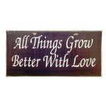 Ρετρό ξύλινος πίνακας χειροποίητος all things grow better with love 26x13 εκ