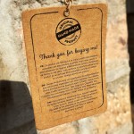 Ξύλινο έπιπλο τηλεόρασης με ντουλάπια στις φυσικές αποχρώσεις του ανακυκλωμένου ξύλου 110x30x40 εκ