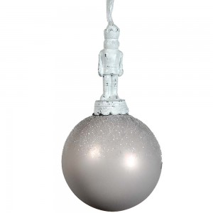 Ασημί γυάλινη Χριστουγεννιάτικη μπάλα με διακόσμηση στρατιωτάκι 7 εκ