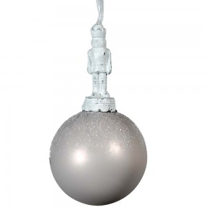Ασημί γυάλινη Χριστουγεννιάτικη μπάλα με διακόσμηση στρατιωτάκι 7 εκ